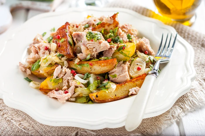 Tonul la conservă poate fi folosit în salate. FOTO Shutterstock