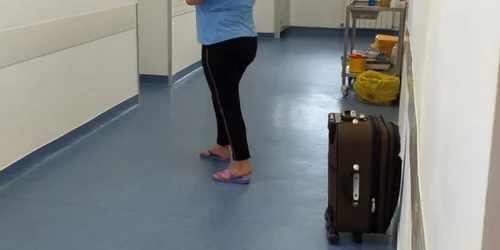pacient nou îşi aştepată rândul să intre în salon