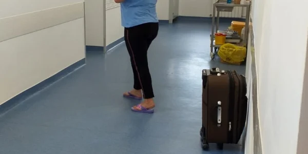 pacient nou îşi aştepată rândul să intre în salon