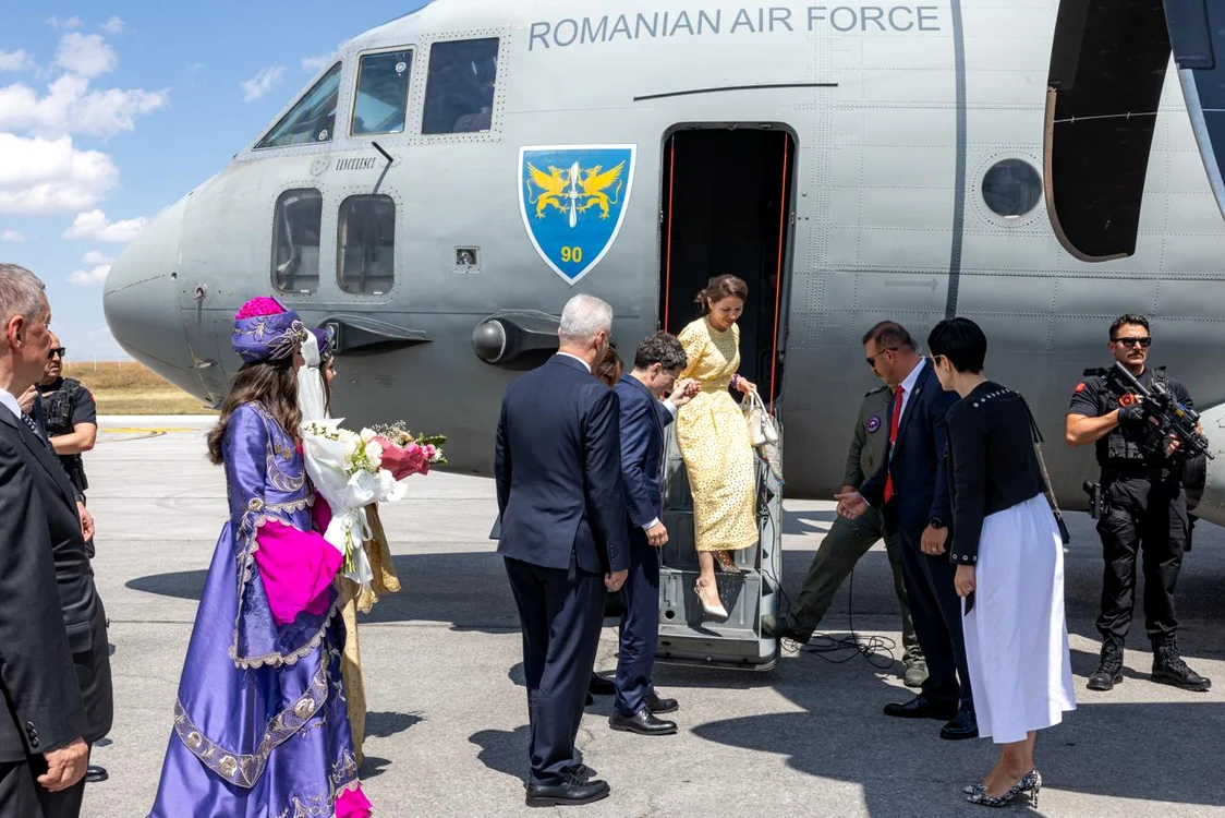 Partenera președintelui a purtat o rochie galbenă. FOTO: Administrația Prezidențială