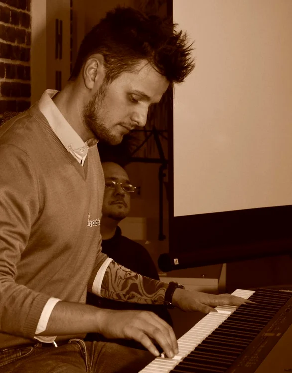 
    Valentin a ajuns în presă după ce a cântat imnul în Gara din AmsterdamFoto: Arhiva personală  