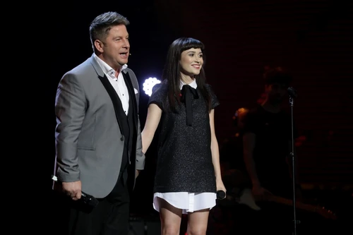 Monica Bârlădeanu a ascultat concertul artistei de peste Prut stând pe scările aflate chiar lângă scenă Foto:Click!
