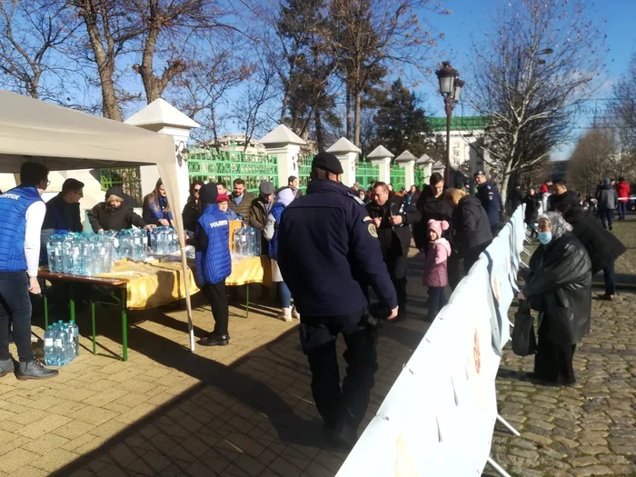 Patriarhia a oferit 13.000 de sticle de 2 litri cu agheasmă