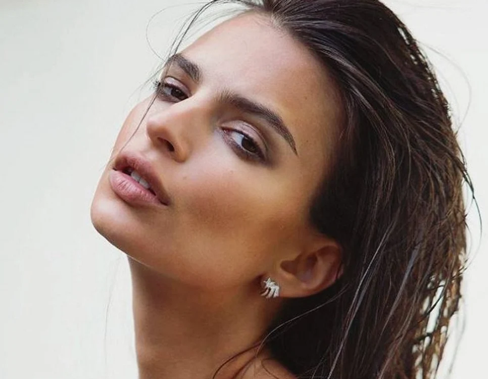 Emily Ratajowski a pozat aproape goală pe plajăFoto Instagram