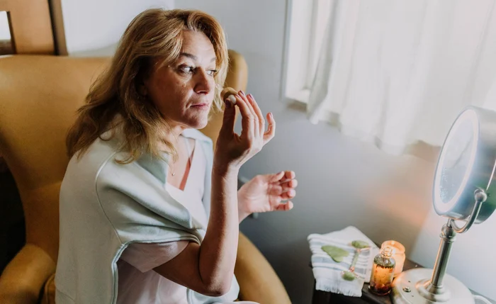 Cum te machiezi după 50 de ani / foto: Pexels