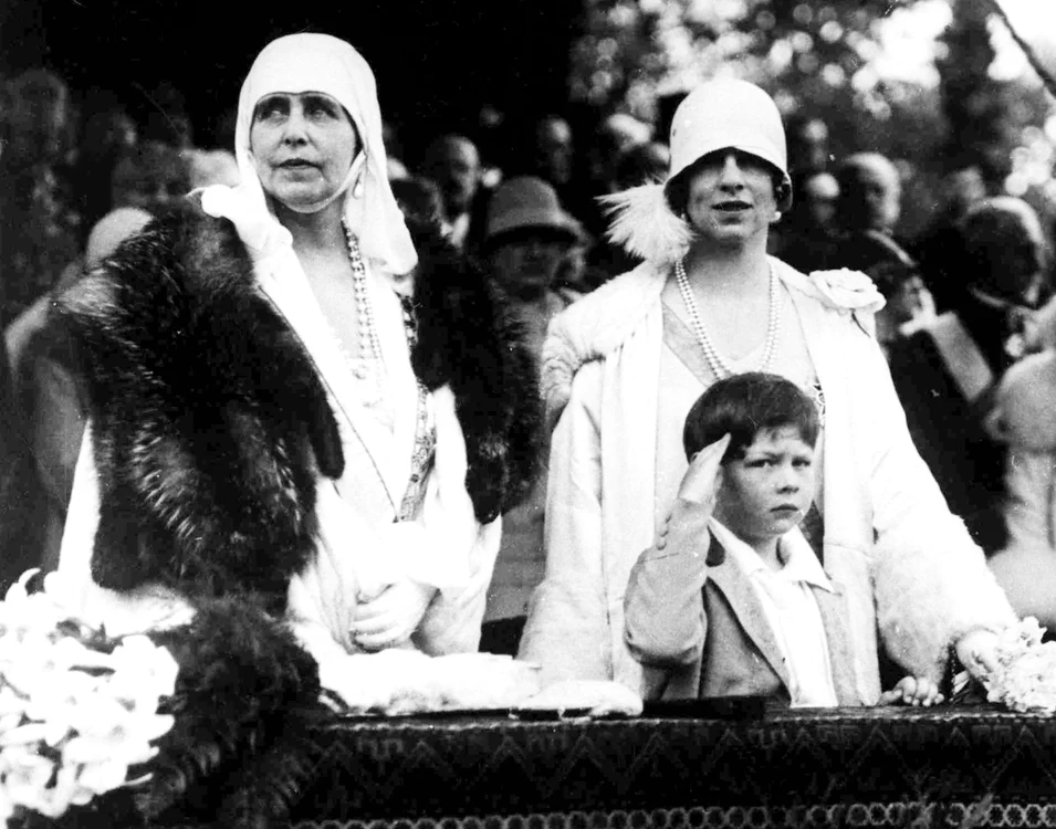Regina Maria (stânga), Prințesa Elena (dreapta), Regele Mihai mic, Profimedia