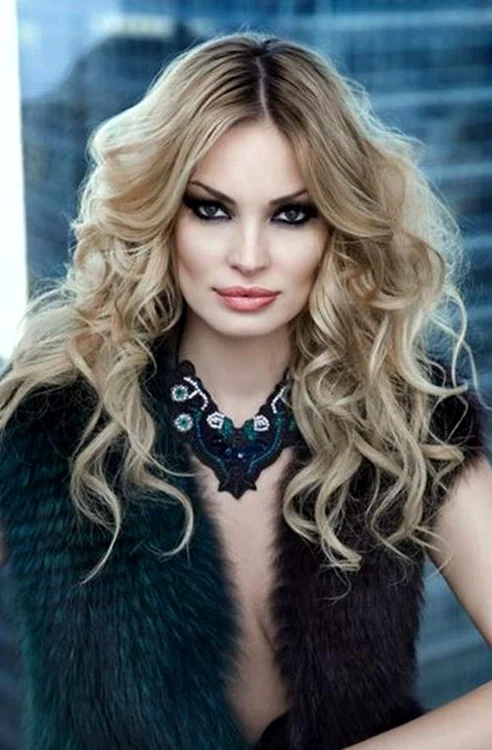 
    Valentina Pelinel este răpitoare la orice oră din zi, în orice culoareFoto: Arhivă personală  