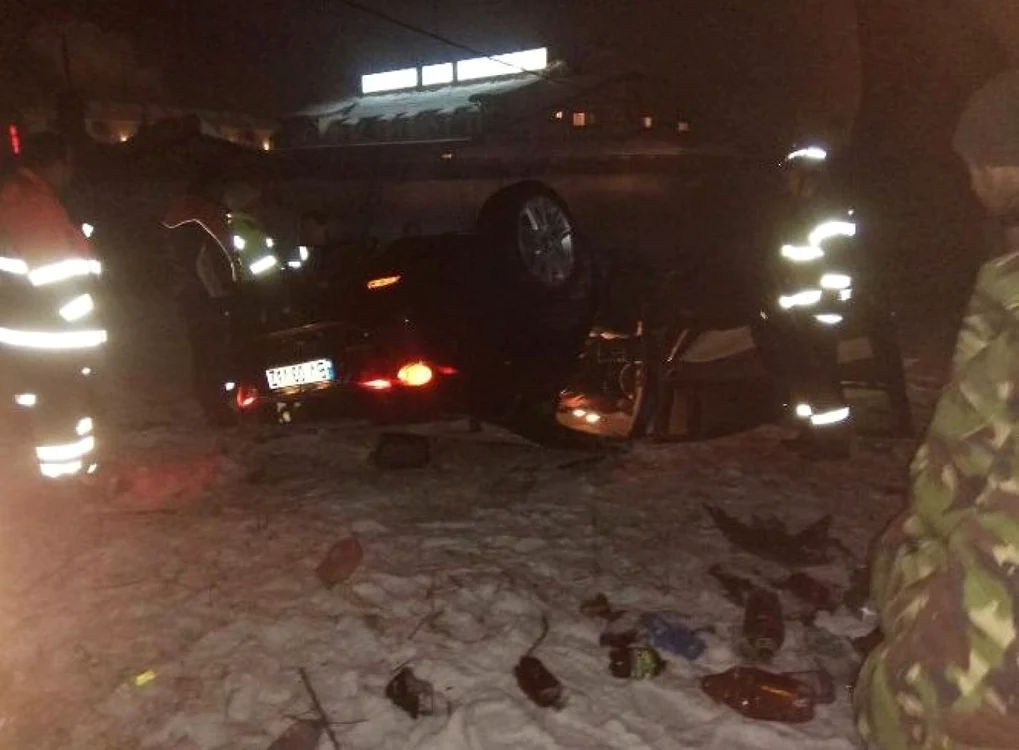 Şoferul a sărit cu maşina de pe un pod. FOTOInfo Trafic