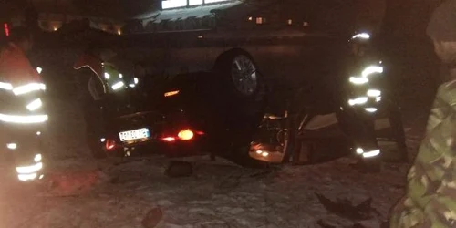 Şoferul a sărit cu maşina de pe un pod