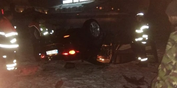 Şoferul a sărit cu maşina de pe un pod