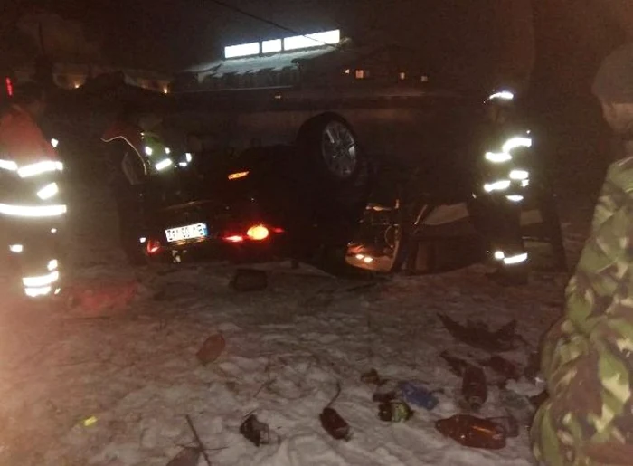 Şoferul a sărit cu maşina de pe un pod. FOTOInfo Trafic