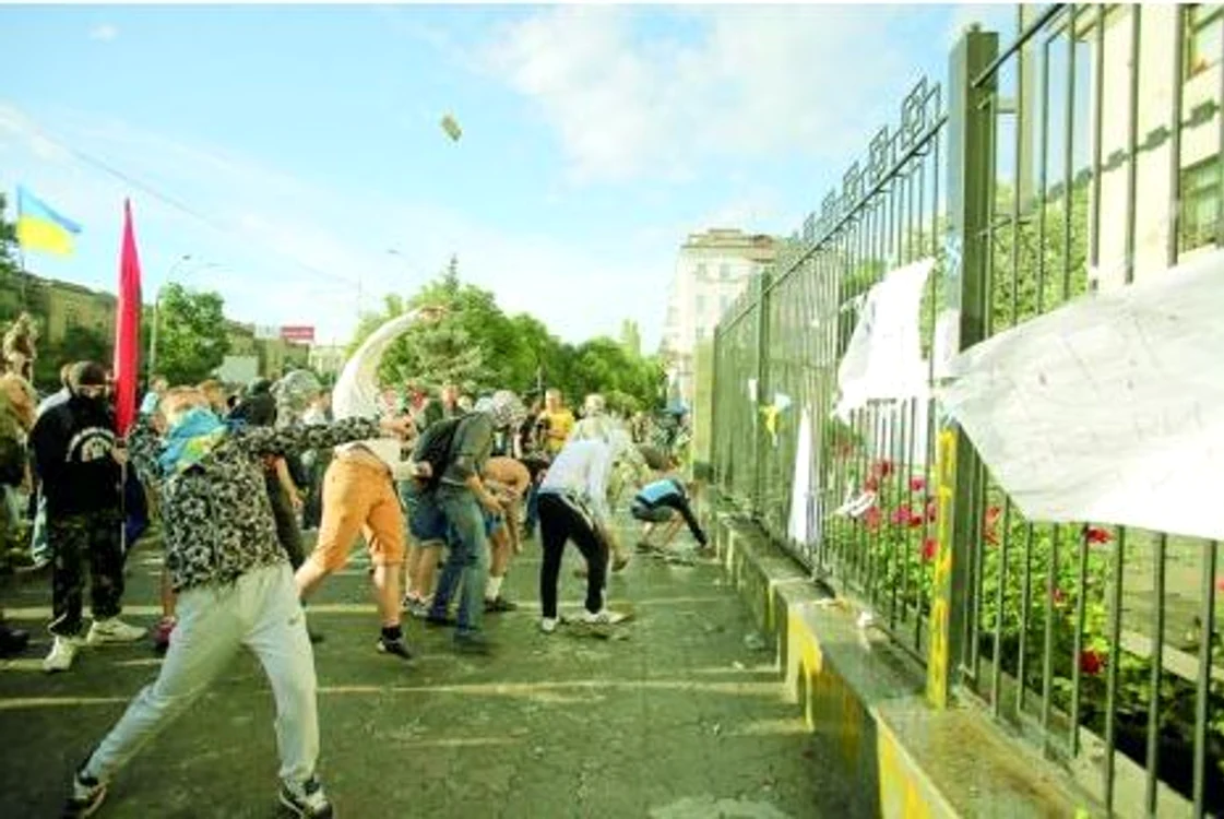 
    Manifestanţii răstoarnă maşinile diplomatice...  