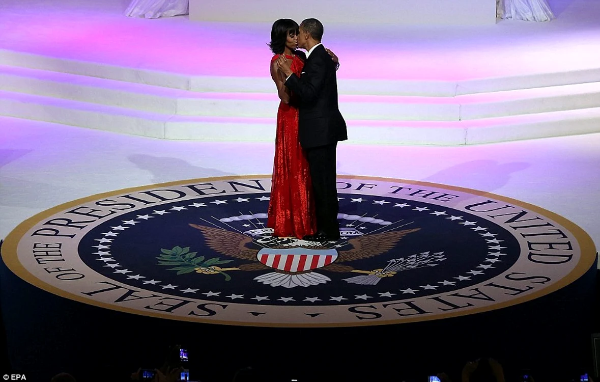 Preşedintele Barack Obama împreună cu soţia sa,  Michelle,  la Balul Inaugural,  din 21 ianuarie 2013.
