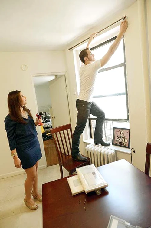 Le face să râdă pe clientă şi pe prietenele ei