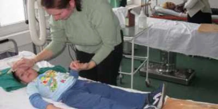Târgu-Jiu: Un copil de trei ani s-a rănit grav la cap în timp ce se afla la grădiniţă