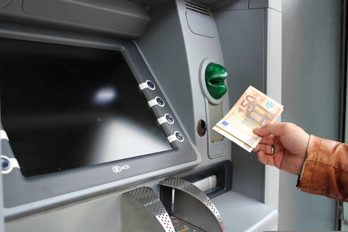 Bani scoși de la bancomat. Sursă foto: Pixabay
