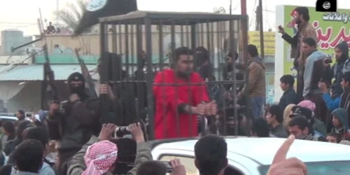 Luptatori kurzi in custi plimbati pe strazile din Irak FOTO Daily Mail