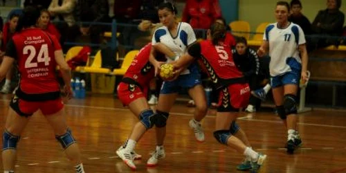 Roxana Cherăscu (în alb) a marcat aproape jumătate din golurile Rulmentului