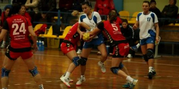 Roxana Cherăscu (în alb) a marcat aproape jumătate din golurile Rulmentului