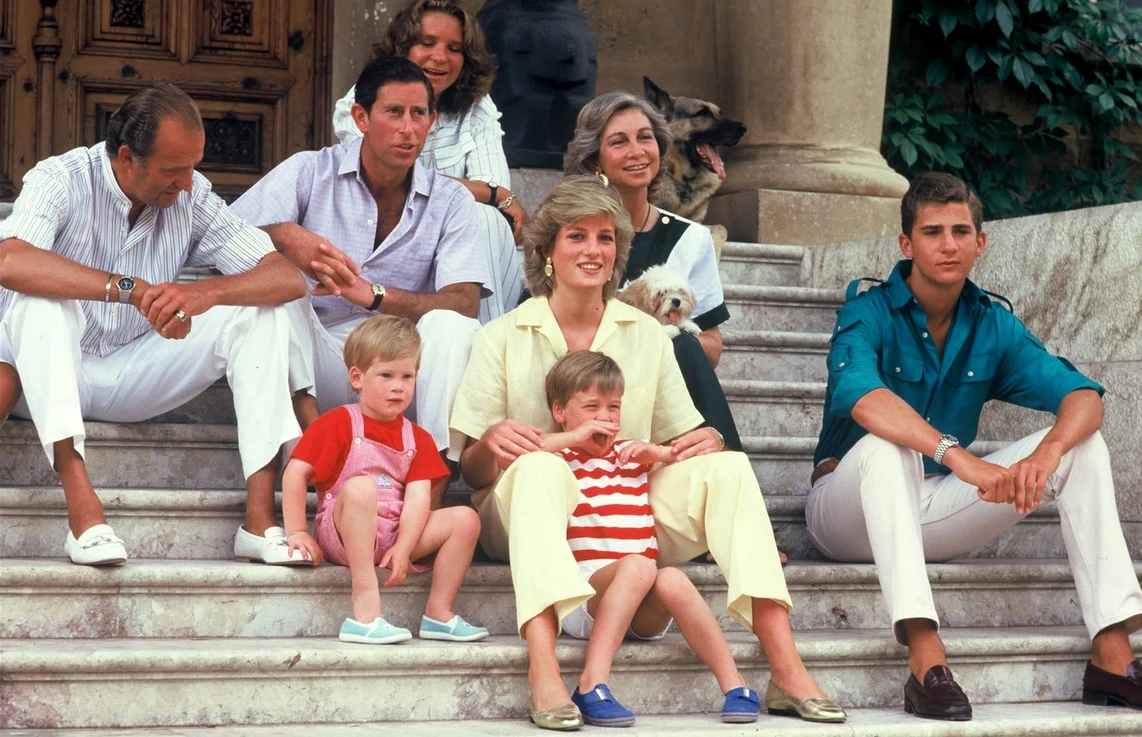 Diana și Charles au avut parte de niște vacanțe memorabile la Palatul Marivent. FOTO: Profimedia