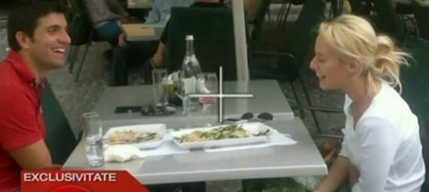 Laura Cosoi râde cu gura până la urechi