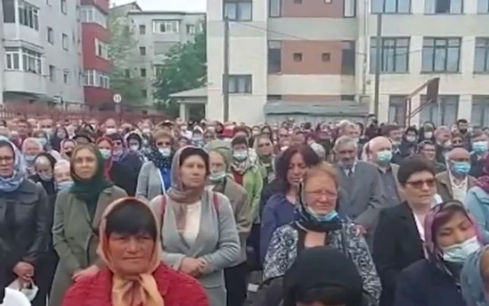 2.000 de oameni au participat la slujbăcaptură antena3.ro