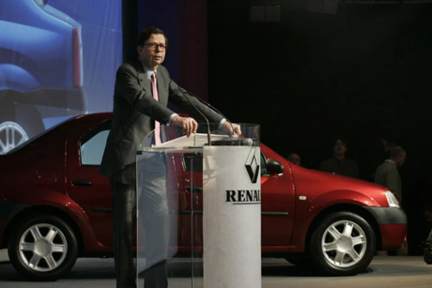 A murit Louis Schweitzer, francezul care a pus Dacia pe harta industriei auto mondiale. Sub conducerea sa a fost lansat pe piaţă modelul Logan, vândut acum în toată lumea