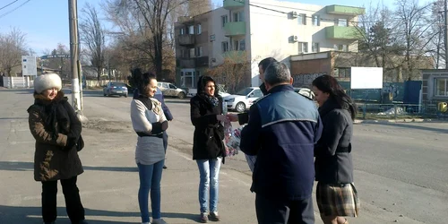 Flori pentru elevele programate azi la „oraş“