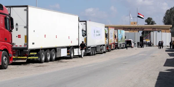 camioane cu ajutoare umanitare la Rafah, la granita dintre Gaza si Egipt Foto EPA EFE jpg