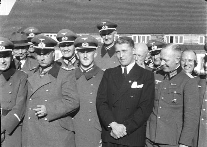 von Braun( cel în costum) alături de oficiali naziști FOTO wikipedia