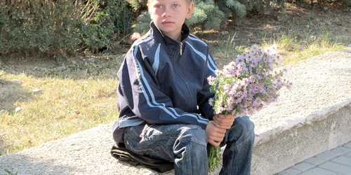 Georgică vinde buchete de flori în centrul Botoşaniului