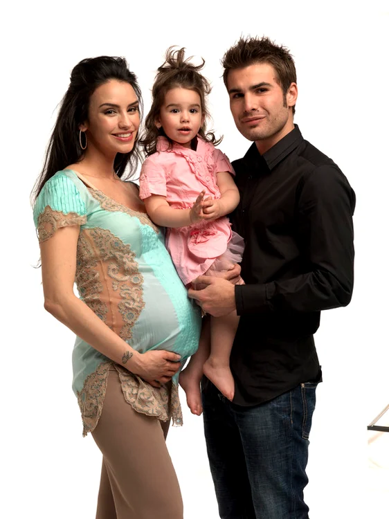 
    Cu Consuelo are două fete superbe  