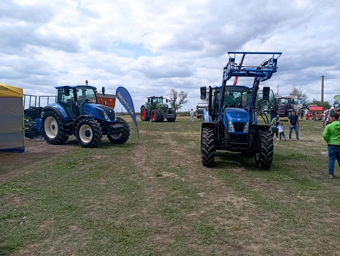 Tehnică agricolă la Popouți FOTO Cosmin Zamfirache