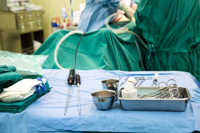 
    Falsul medic efectua intervenții de chirurgie plastică  