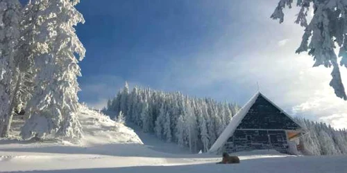 Pârtiile din Poiana Braşov au fost acoperite de zăpadă