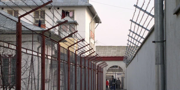 Deţinutul protestatar umblă dezbrăcat în incinta penitenciarului