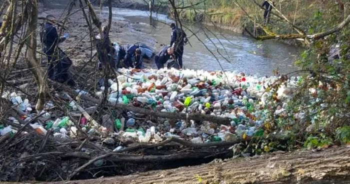 Râul Cerna a fost ecologizat în urmă cu două săptămâni. FOTO: IJJ Hunedoara.