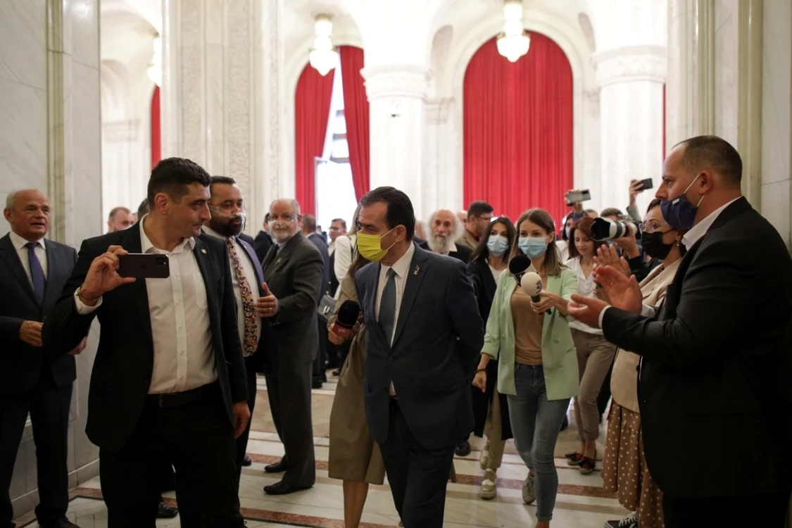 George Simion şi Ludovic Orban, pe holurile Parlamentului Foto Inquam Photos / Octva Ganea (arhivă)