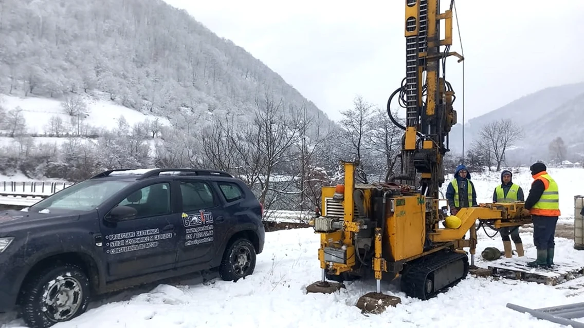 Forări geotehnice pentru Lotul 2 al Autostrăzii Sibiu Pitești la Racovița Vâlcea Foto DRDP Craiova jpg