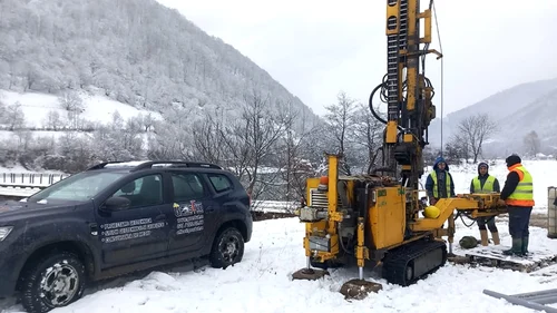 Forări geotehnice pentru Lotul 2 al Autostrăzii Sibiu Pitești la Racovița Vâlcea Foto DRDP Craiova jpg