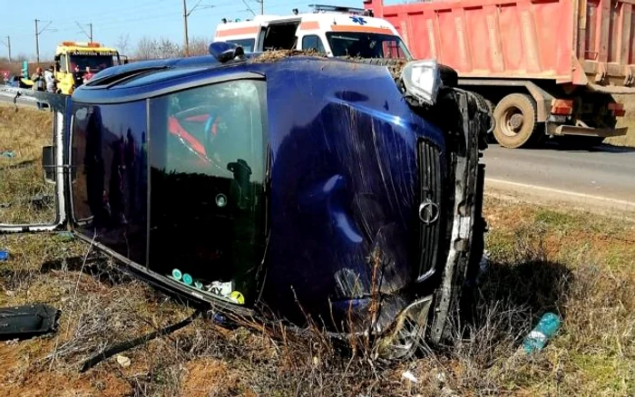 
    O femeie în vârstă de 48 de ani a murit şi alte trei persoane, printre care şi un copil de 11 luni, au fost rănite după ce maşina în care se aflau s-a răsturnatFoto: adevarul.ro  