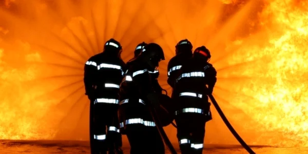 Pompierii au intervenit pentru stingerea flăcărilor