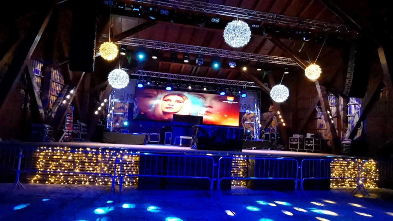 Scena este pregătită pentru concertul cu Andra