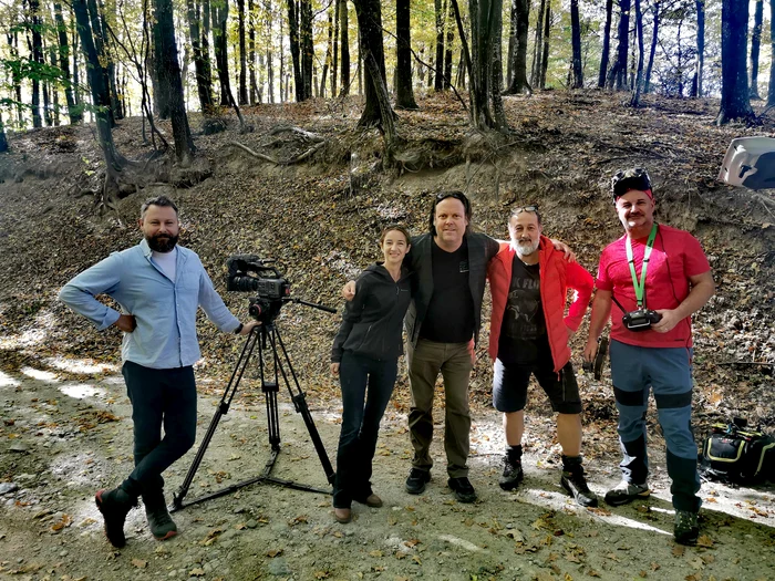 Charlie Ottley și echipa în timpul filmărilor în Oltenia de sub Munte Foto Oltenia de sub Munte