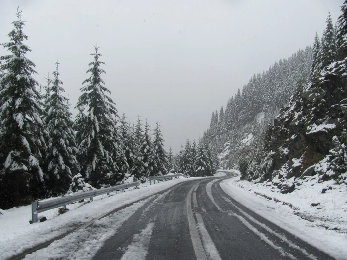 Pe o portiune din Transfagarasan s-a depus un strat subtire de zapada - Foto arhiva Adevărul