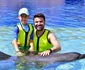  Sărbătoritul familiei este extrem de fericit alături de tatăl său și a fost deja și la o “sesiune” de pozat și înotat cu delfinii
