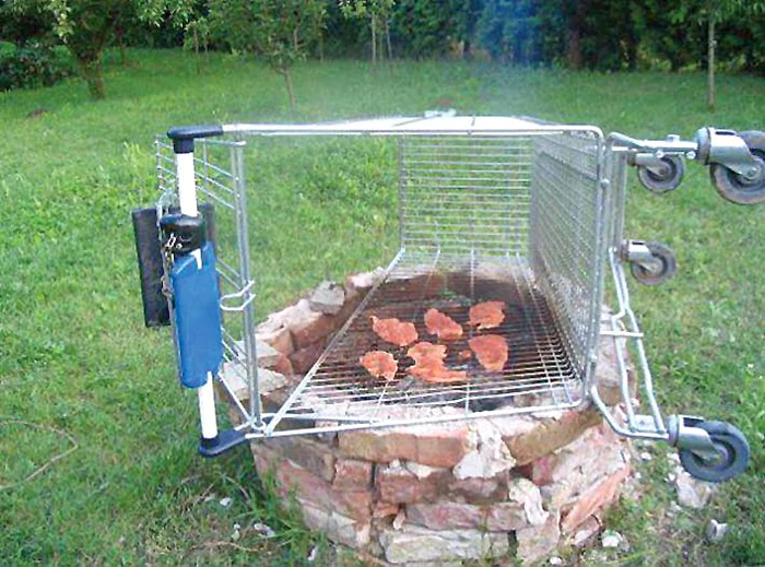 De ce să nu profiţi de dogoarea asfaltului fierbinte şi să nu-ţi prepari nişte costiţe afumate şi cârnaţi pe cinste?