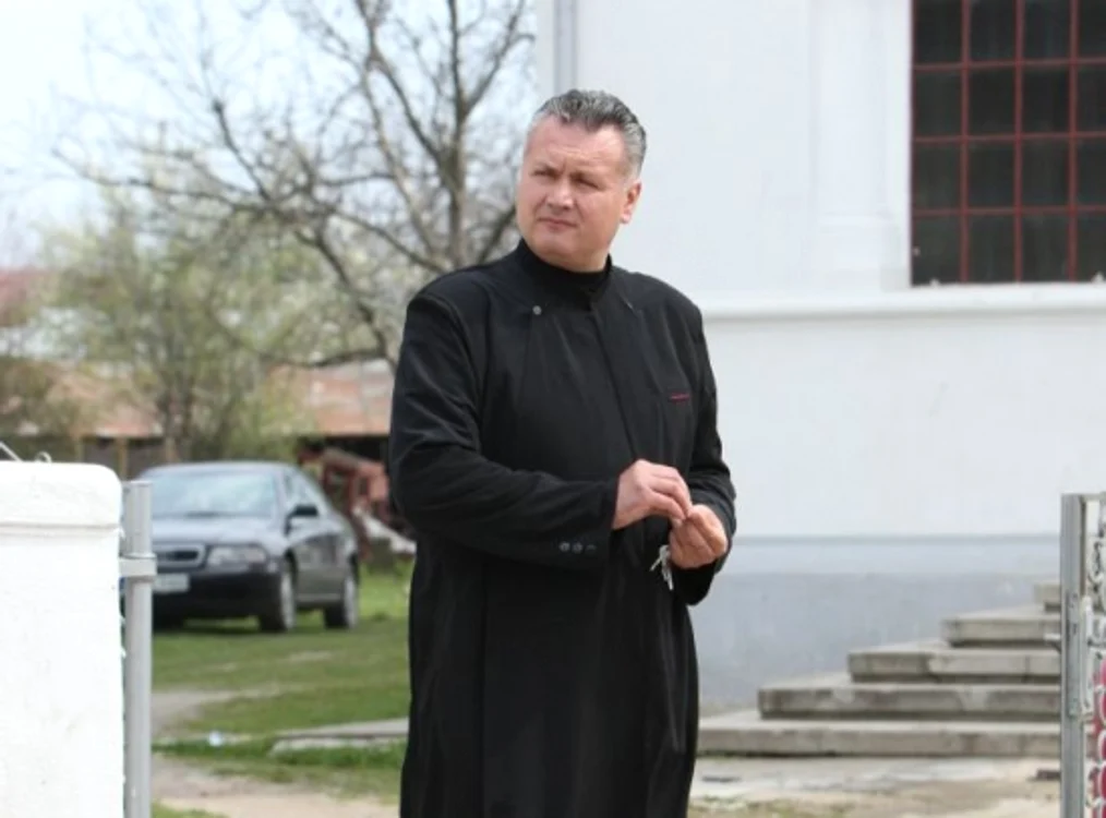Preotul Robertino Oprea, straie de preot, maşini de fotbalist