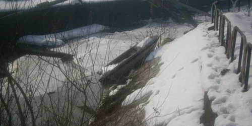 Societatea petrolieră a rămas fără ţevile de alimentare şi pasarele 