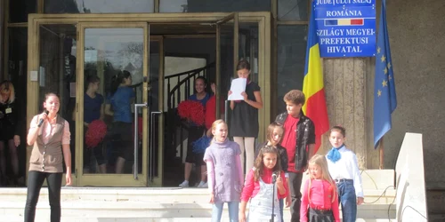 Elevii de la Palatul Copiilor au suţinut un program artistic în centrul oraşului